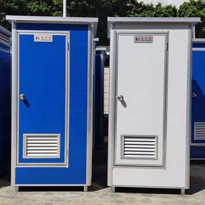 Vorgefertigte Mobiltoilette im Freien mit Strom und Wasserleitung