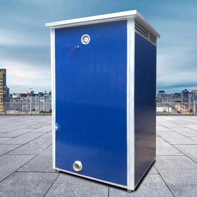 Vorgefertigte Mobiltoilette im Freien mit Strom und Wasserleitung