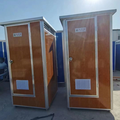 Vorgefertigte Mobiltoilette im Freien mit Strom und Wasserleitung