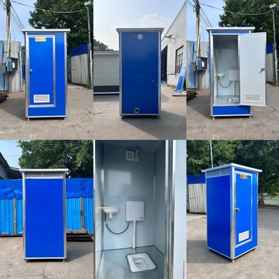 Vorgefertigte Mobiltoilette im Freien mit Strom und Wasserleitung